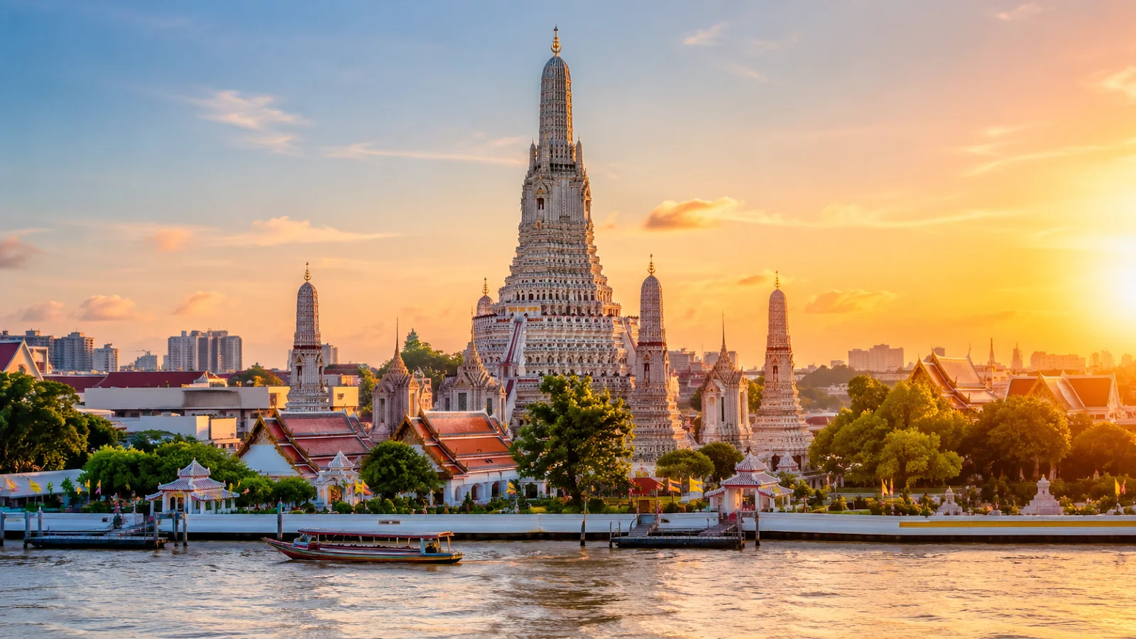 Wat Arun às margens do rio Chao Phraya em Bangkok