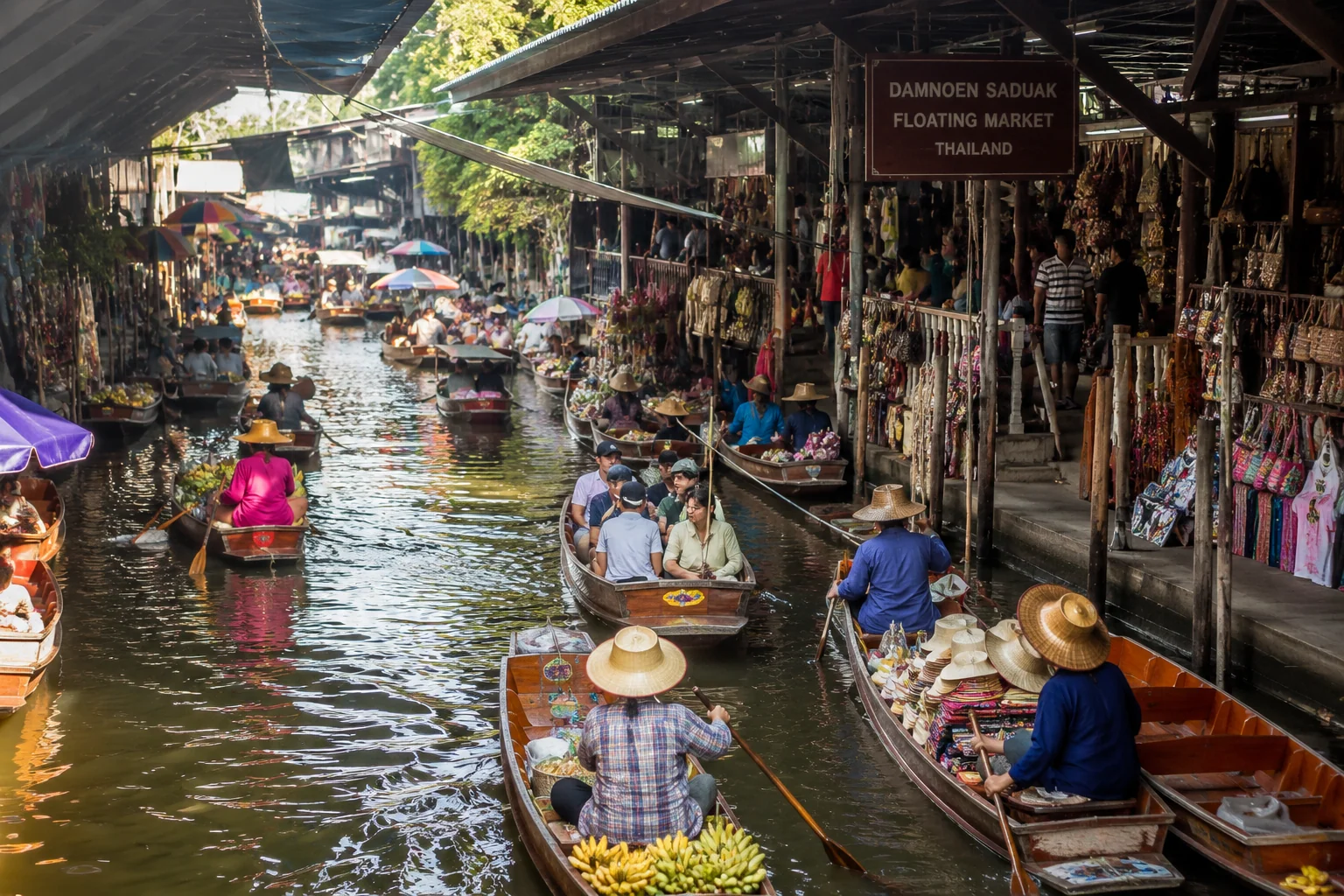Mercado flutuante nos arredores de Bangkok