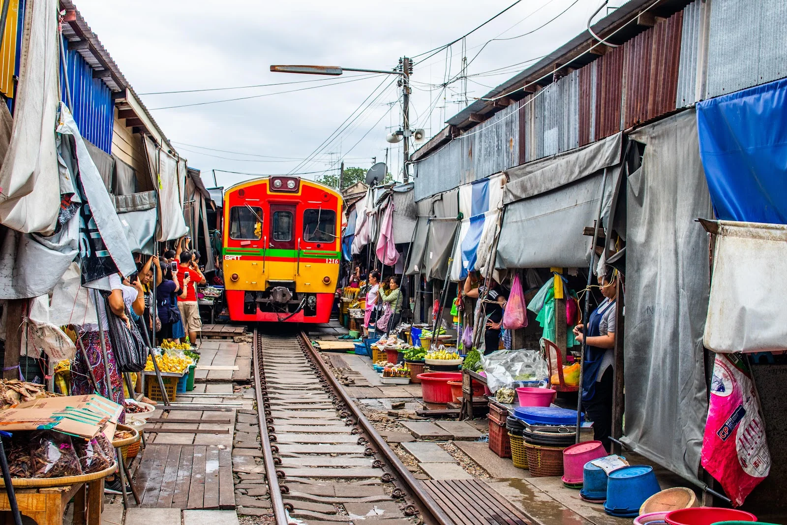 Mercado do Trem de Maeklong, perto de Bangkok