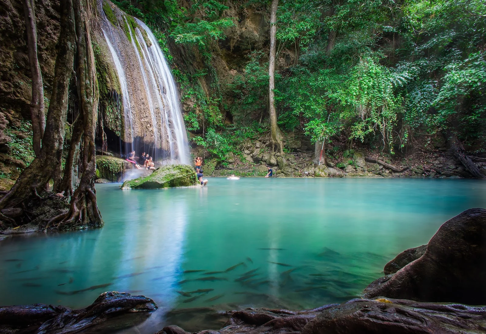 Cachoeira e piscina natural no Parque Nacional Erawan