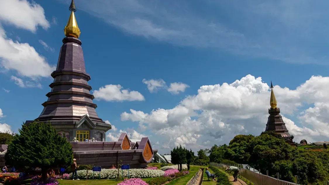 Duas pagodas reais de Doi Inthanon rodeadas por jardins, no Norte da Tailândia