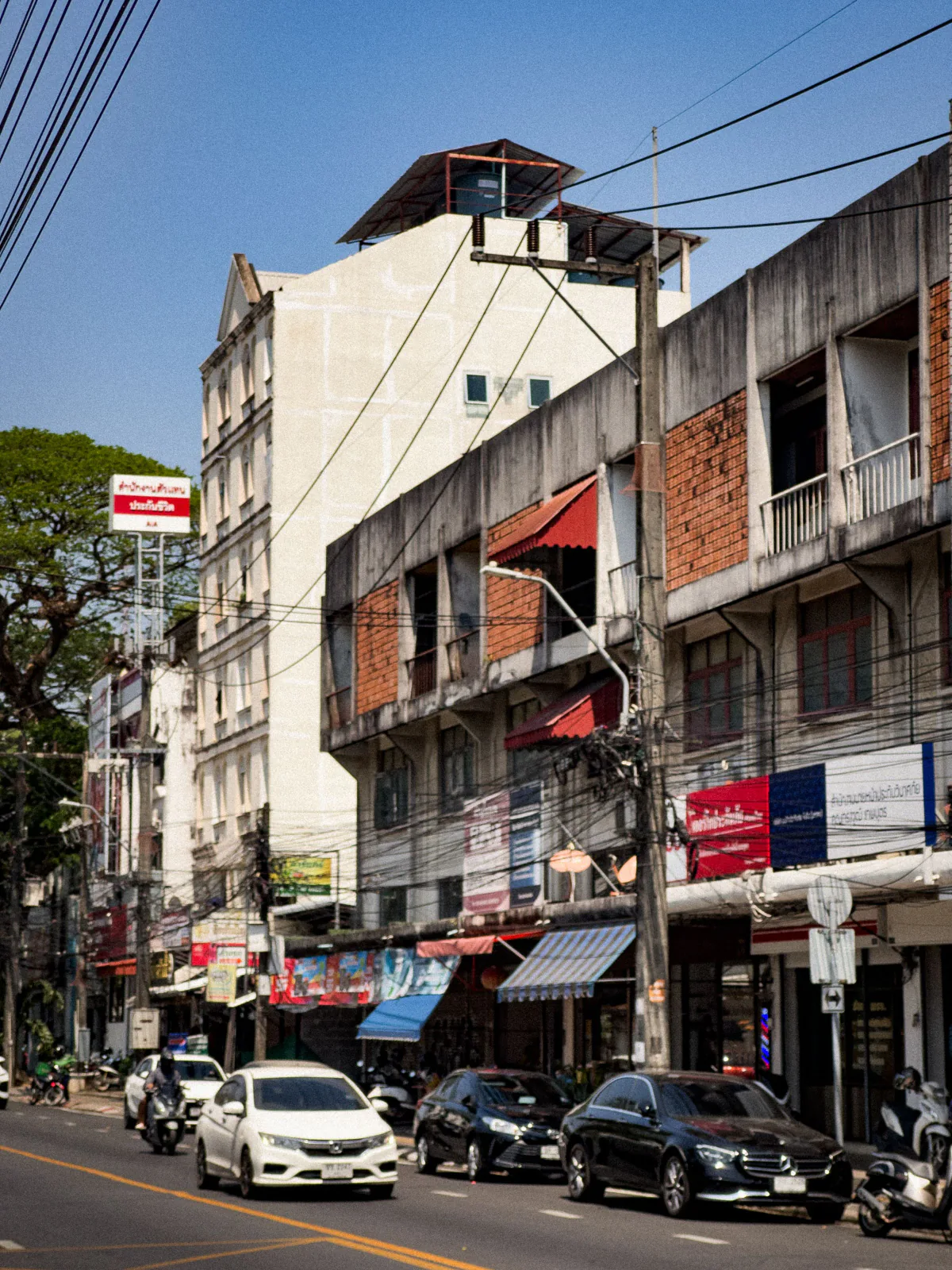 Rua histórica colorida de Phuket Old Town, Tailândia