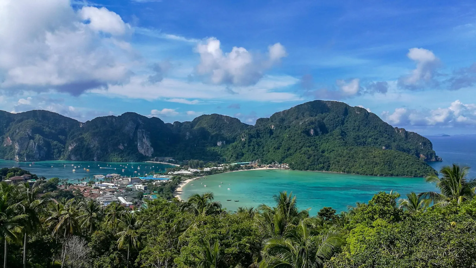 Ilhas e águas azul-turquesa do Mar de Andamão, na região de Koh Phi Phi