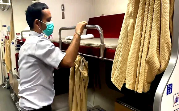 Trem 13 Bangkok a Chiang Mai – Cabine de Segunda Classe Funcionário prepara uma cabine de segunda classe no trem 13 entre Bangkok e Chiang Mai