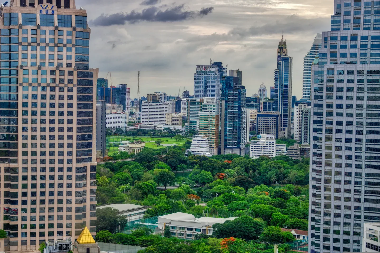 Vista do Lumpini Park e dos arranha-céus de Bangkok Vista panorâmica de Bangkok com o Lumpini Park entre os arranha-céus