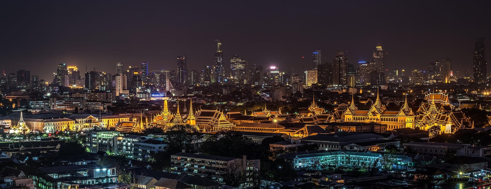 Vista noturna de Bangkok com o Grande Palácio e a cidade ao fundo