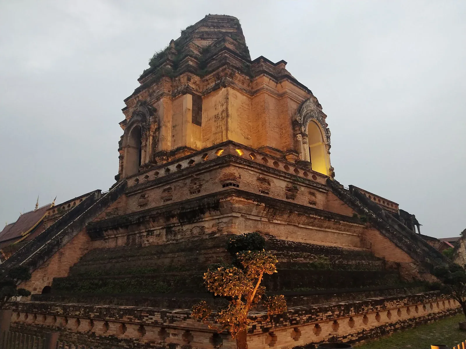 Wat Chedi Luang — templo histórico de Chiang Mai Wat Chedi Luang em Chiang Mai com o antigo chedi de tijolos