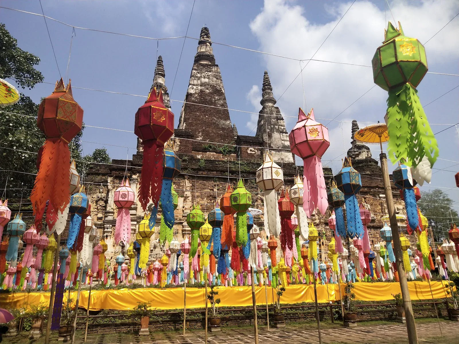 Wat Lok Moli em Chiang Mai, Tailândia Wat Lok Moli em Chiang Mai decorado com lanternas coloridas diante das antigas estruturas de tijolo