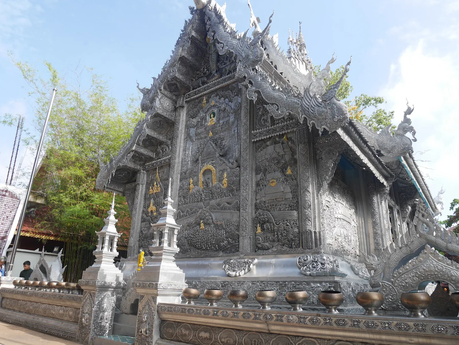 Wat Sri Suphan: Templo de Prata em Chiang Mai Wat Sri Suphan, conhecido como Templo de Prata, em Chiang Mai, com detalhes ornamentais em prata na fachada