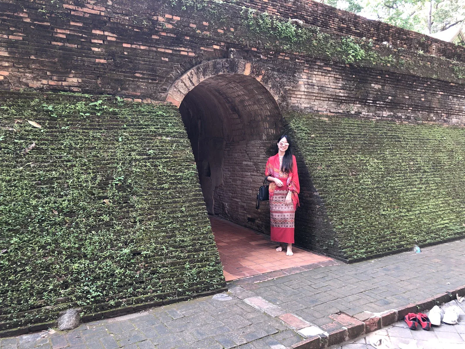 Wat Umong: templo dos túneis em Chiang Mai Wat Umong em Chiang Mai com antigos túneis de tijolo cobertos de vegetação