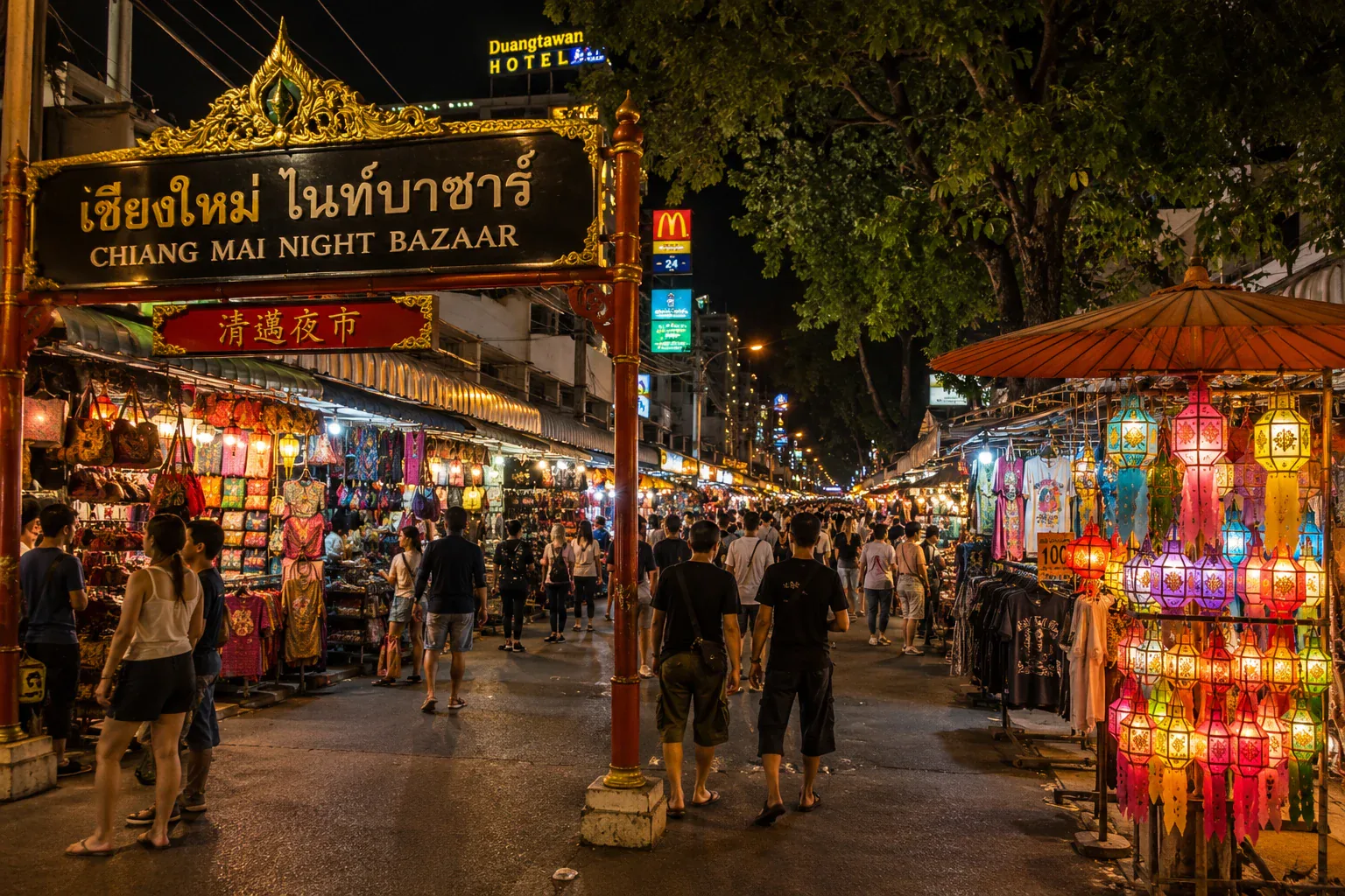 Chiang Mai Night Bazaar: mercado noturno em Chiang Mai Chiang Mai Night Bazaar à noite com barracas iluminadas, lanternas coloridas e visitantes em meio ao mercado