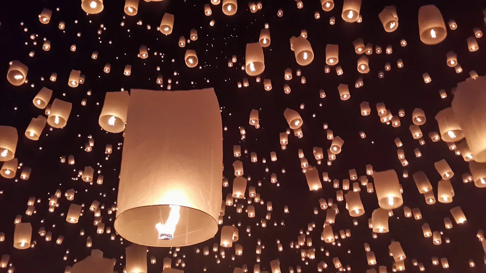 Festival Yi Peng — lanternas no céu de Chiang Mai Lanternas de papel iluminando o céu durante o Festival Yi Peng em Chiang Mai