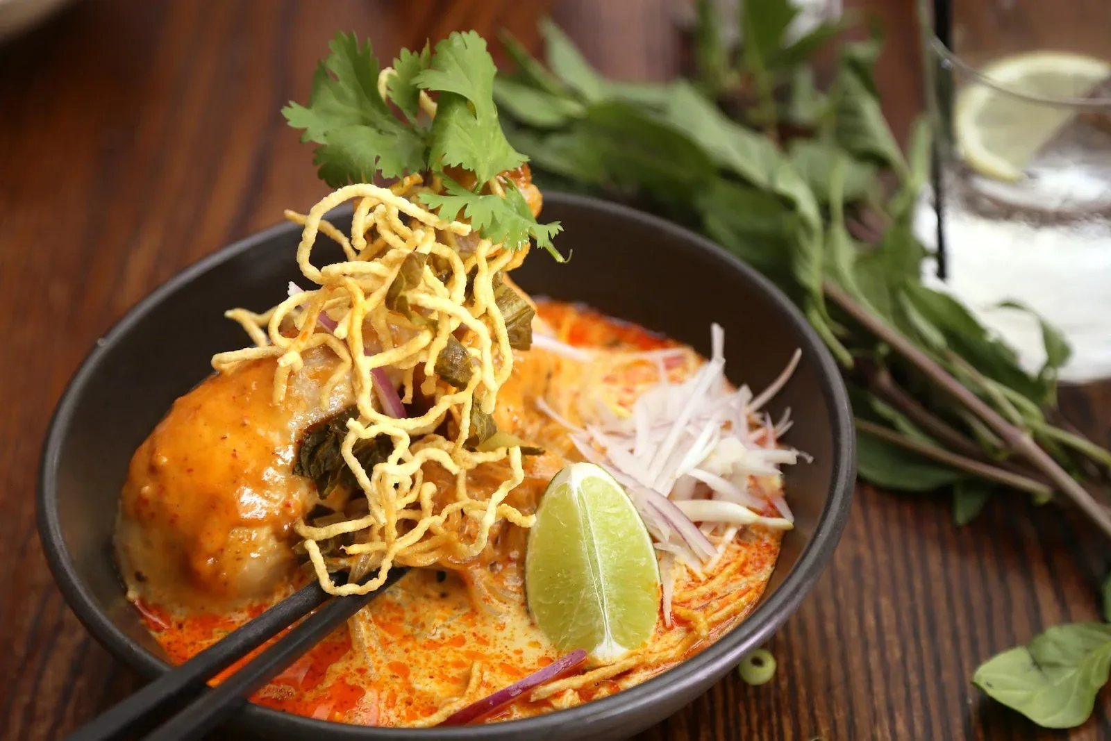 Khao Soi: prato típico de Chiang Mai Khao soi de frango, prato típico de Chiang Mai com caril cremoso, noodles, frango e noodles crocantes