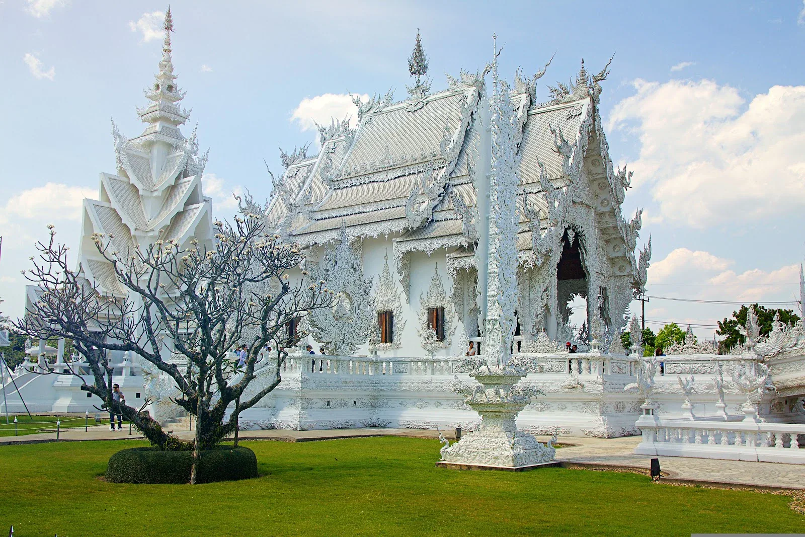 Wat Rong Khun (Templo Branco) — Chiang Rai Wat Rong Khun (Templo Branco) em Chiang Rai, com a sua arquitectura branca e detalhes ornamentais