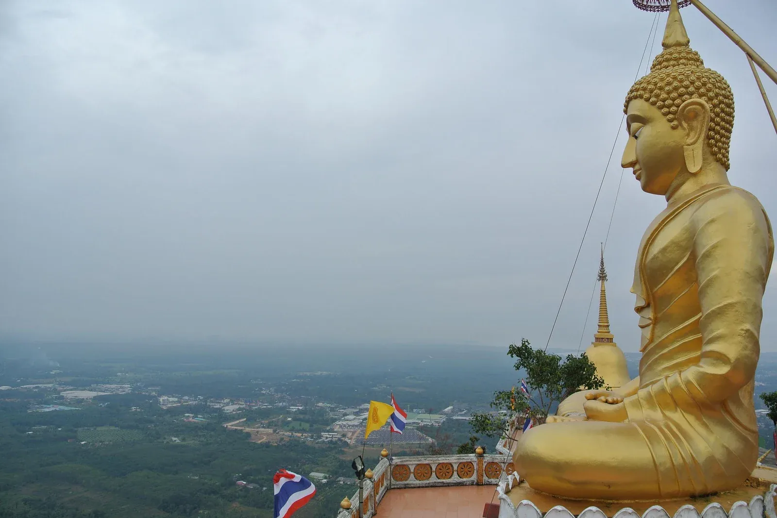 Paisagem costeira de Krabi, na Tailândia, para ilustrar o orçamento de viagem
