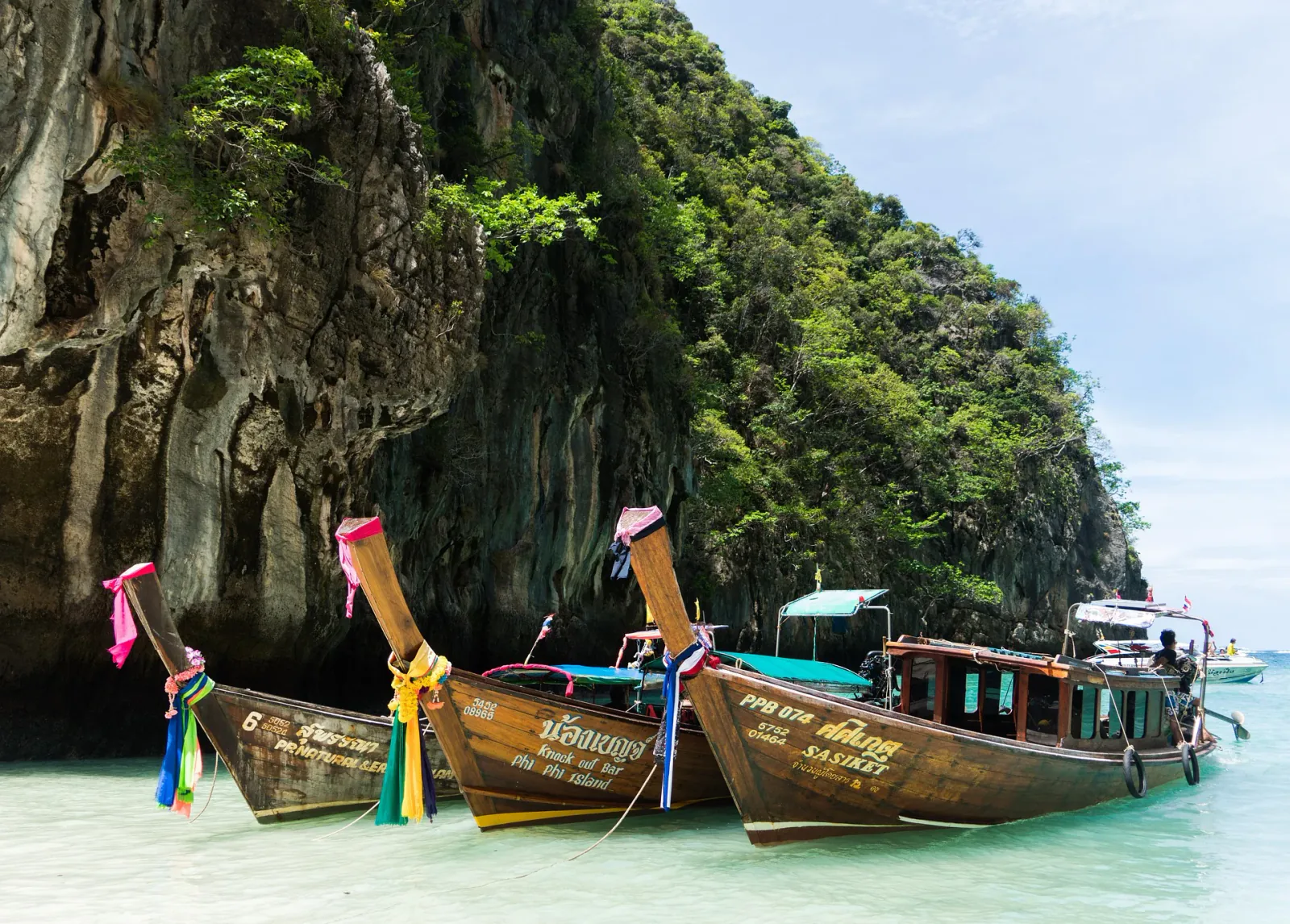 Barcos de cauda longa nas ilhas Phi Phi