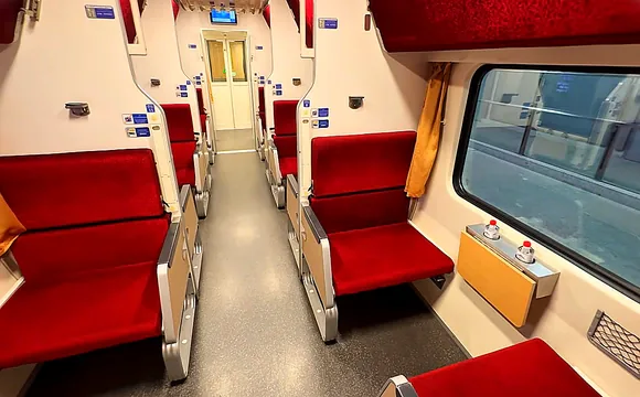 Trem 13 Bangkok a Chiang Mai – Segunda Classe Segunda classe do trem 13 entre Bangkok e Chiang Mai, com assentos vermelhos e corredor central