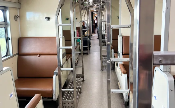 Trem 109 – Segunda Classe com Ar-Condicionado Interior da segunda classe do trem 109 com ar-condicionado na Tailândia