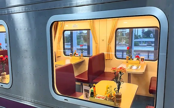 Trem 13 Bangkok a Chiang Mai – Restaurante a Bordo Restaurante do trem 13 entre Bangkok e Chiang Mai, com mesas junto às janelas