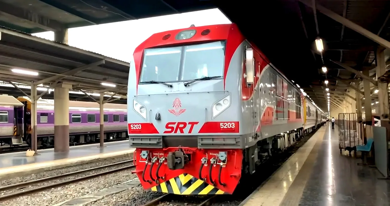 Trem da SRT na estação ferroviária de Bangkok antes da viagem para Chiang Mai